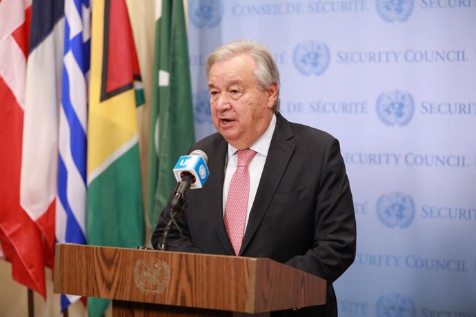 UNITED NATIONS, Aug. 28, 2025 -- O Secretário-Geral da ONU, Antonio Guterres, fala à imprensa do lado de fora da Câmara do Conselho de Segurança na sede da ONU em Nova York, em 28 de agosto de 2025. Guterres disse na quinta-feira que as medidas iniciais d
