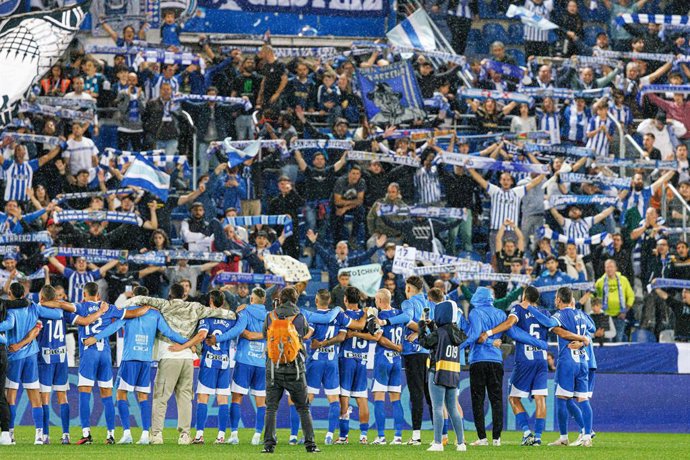 Archivo - September 20, 2024, Vitoria-Gasteiz, Spain: Fans of Deportivo Alaves seen cheering during the LaLiga EA SPORTS game between Deportivo Alaves and Sevilla FC at Estadio Mendizorroza. Final score; Alaves 2:1 Sevilla.