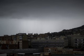 Archivo - Arxivo - Cel ennuvolat a la ciutat de Barcelona, a 30 d'octubre de 2024, a Barcelona, Catalunya (Espanya)