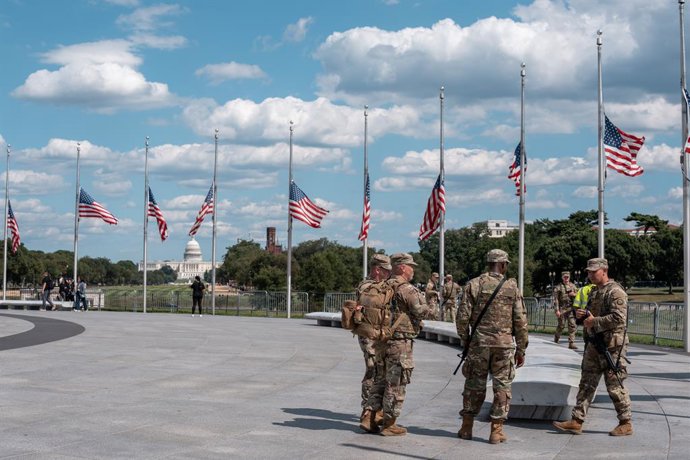 25 de agosto de 2025, Washington, Dc, Estados Unidos: Soldados da Guarda Nacional ajudam o Serviço de Parques Nacionais a baixar as bandeiras do Monumento a Washington a meio mastro em memória das vítimas do tiroteio na escola de Minnesota em 27 de agosto