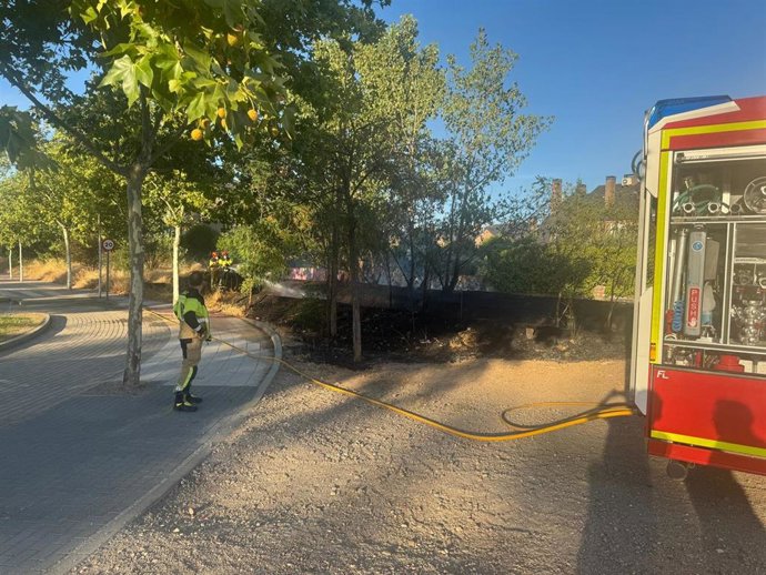 La rápida intervención de un camión de agua del Servicio de Limpieza evita la propagación de un incendio en la Cañada Real de Valladolid