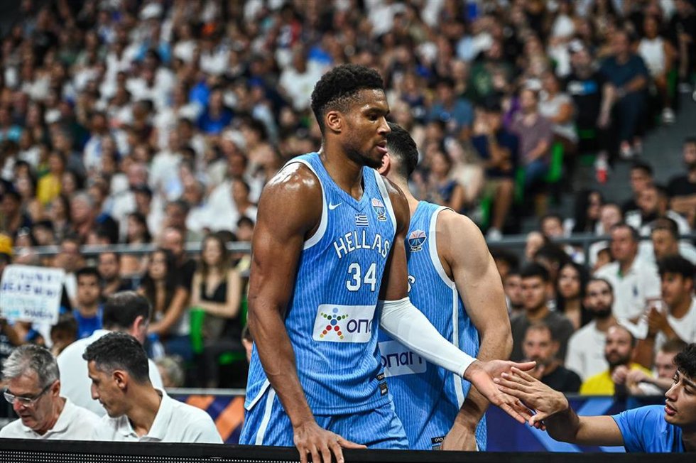 Giannis Antetokounmpo, durante un partido con la selección griega.