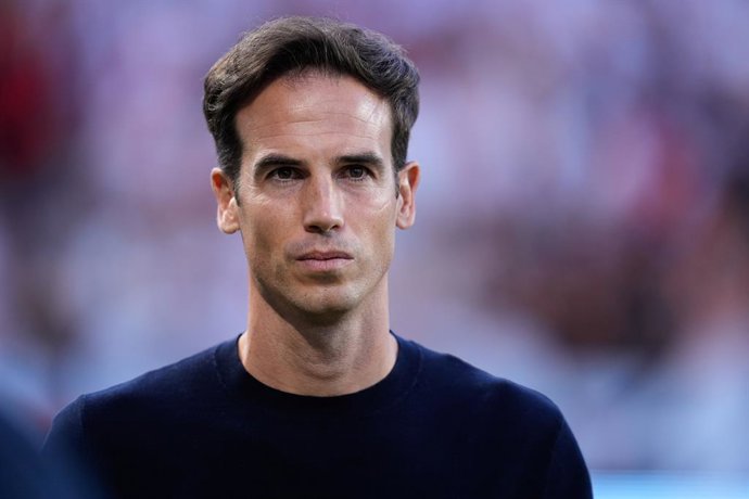 Inigo Perez, head coach of Rayo Vallecano, looks on during the UEFA Conference League Play-off second leg match between Rayo Vallecano and Neman Grodno at Estadio de Vallecas on August 28, 2025, in Madrid, Spain.