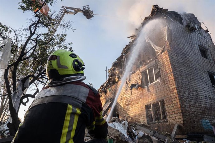 August 28, 2025, Kyiv, Ukraine: A member of the Ukrainian emergency services sprays water on a heavily damaged civilian apartment building following an overnight airstrike.,Image: 1032047369, License: Rights-managed, Restrictions: , Model Release: no, Cre
