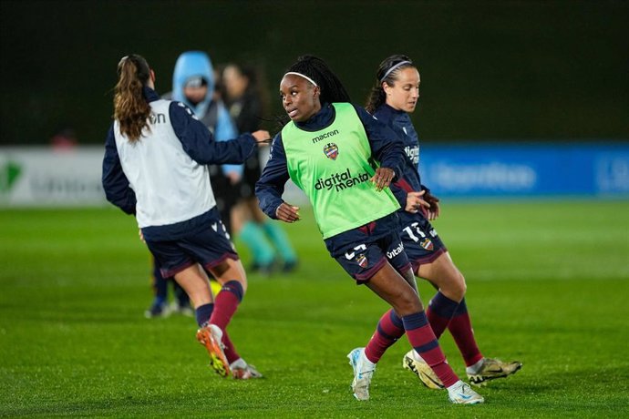Archivo - Ivonne Chacón, durante un calentamiento con el Levante UD.