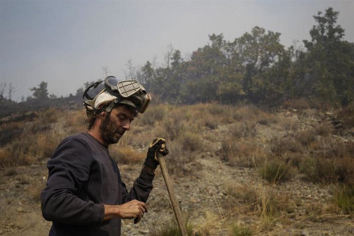 Un voluntario colabora en las tareas de extinción del fuego, a 19 de agosto de 2025, en Palacios de Compludo, León.