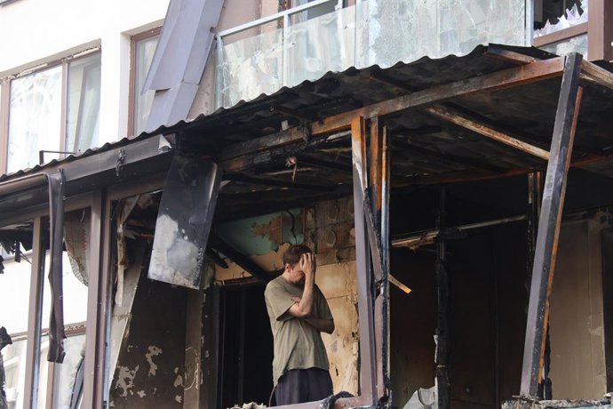 Archivo - KIEV, 21 de julho de 2025 -- Um homem está na sacada de um prédio residencial danificado no distrito de Shevchenkivskyi, em Kiev, Ucrânia, em 21 de julho de 2025. Duas pessoas foram mortas e outras 15 ficaram feridas em uma onda de ataques de mí