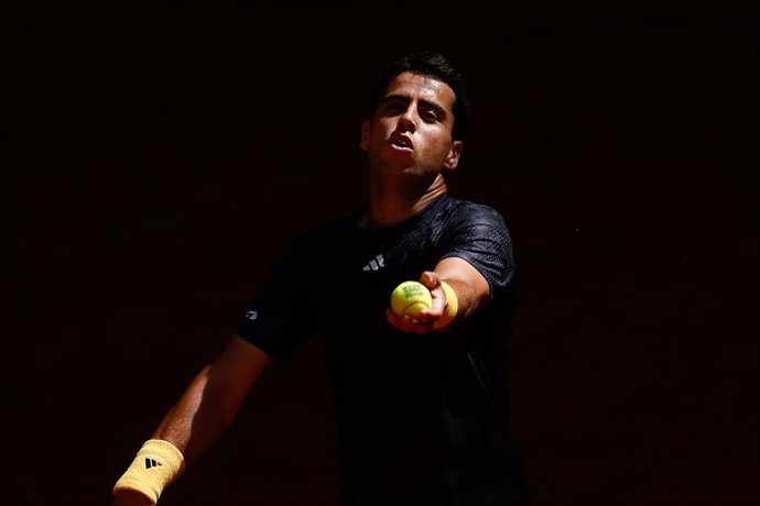 Archivo - Jaume Munar, da Espanha, em ação contra Daniel Altaimer, da Alemanha, durante o Mutua Madrid Open 2023, realizado na Caja Magica, em 2 de maio de 2023, em Madri, Espanha.