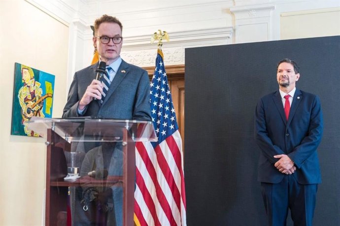 El subsecretario de Sanidad de Estados Unidos, Jim O'Neill. A su espalda, el embajador de Ecuador en el país, Pablo Zambrana Albuja