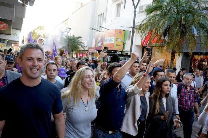 En el centro, Karina Milei, camina antes de cerrar un tenso acto de campaña en Corrientes, Argentina