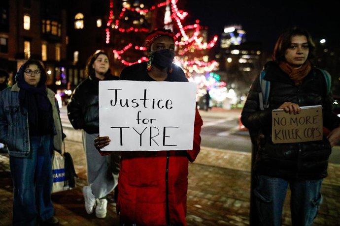 Archivo - BOSTON, Feb. 3, 2023 -- Manifestantes seguram slogans durante uma manifestação por Tyre Nichols, que morreu no mês passado após ser espancado por policiais, em Boston, Massachusetts, Estados Unidos, em 2 de fevereiro de 2023.