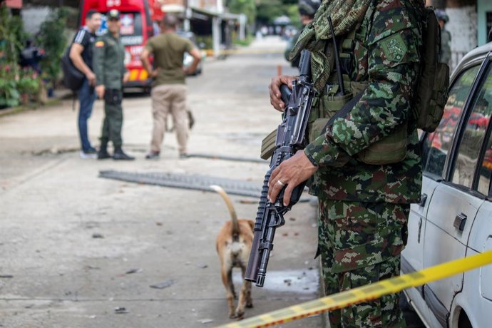 Archivo - Arquivo - 12 de maio de 2024, Jamundi, Valle Del Cauca, Colômbia: A polícia e os militares da Colômbia participam do rescaldo de um ataque com granada contra uma delegacia de polícia em Poterito, Jamundi, Colômbia, em 12 de maio de 2024, que não