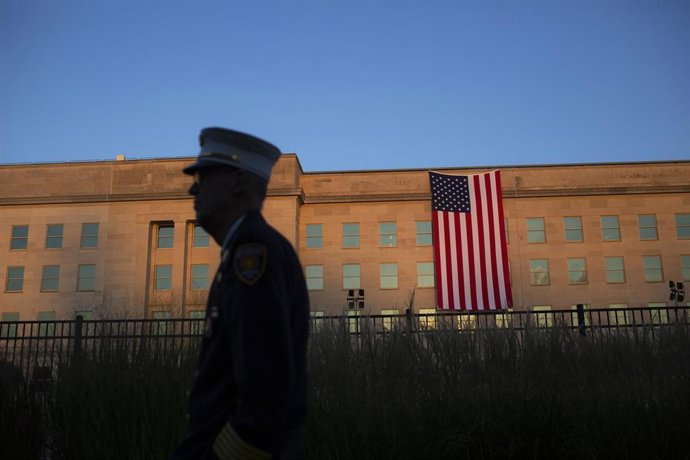 Archivo - Una bandera estadounidense ondea en un lateral del Pentágono para conmemorar el aniversario de los atentados del 11-S en Arlington, Virginia