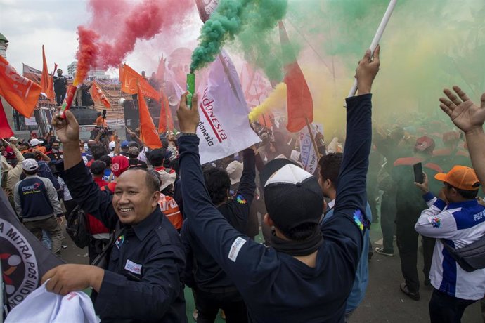 Manifestantes se congregan frente al Parlamento de Indonesia en Yakarta, pidiendo mejoras laborales