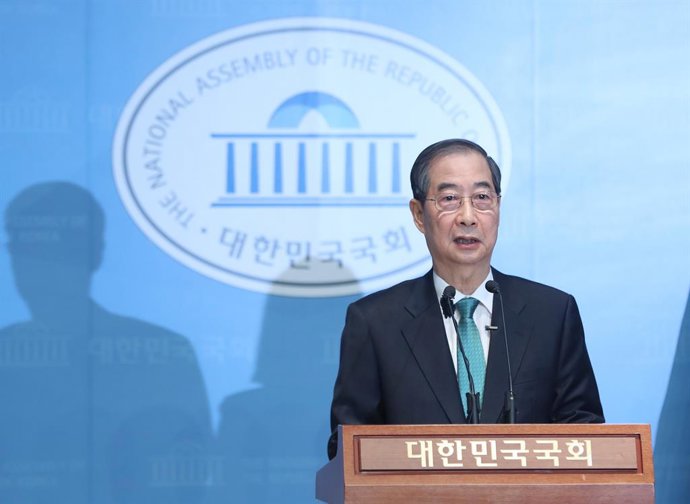 Archivo - BEIJING, May 3, 2025  -- Han Duck-soo, South Korea's former prime minister, attends a press conference in the National Assembly in Seoul, South Korea, May 2, 2025.   Han on Friday announced his presidential run after stepping down on the previou