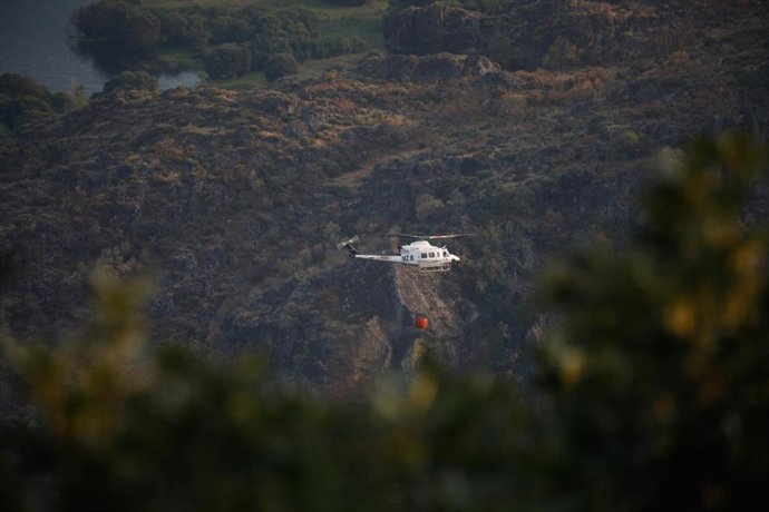 Un helicóptero colabora en las labores de extinción del fuego en Ribadelago, Zamora.