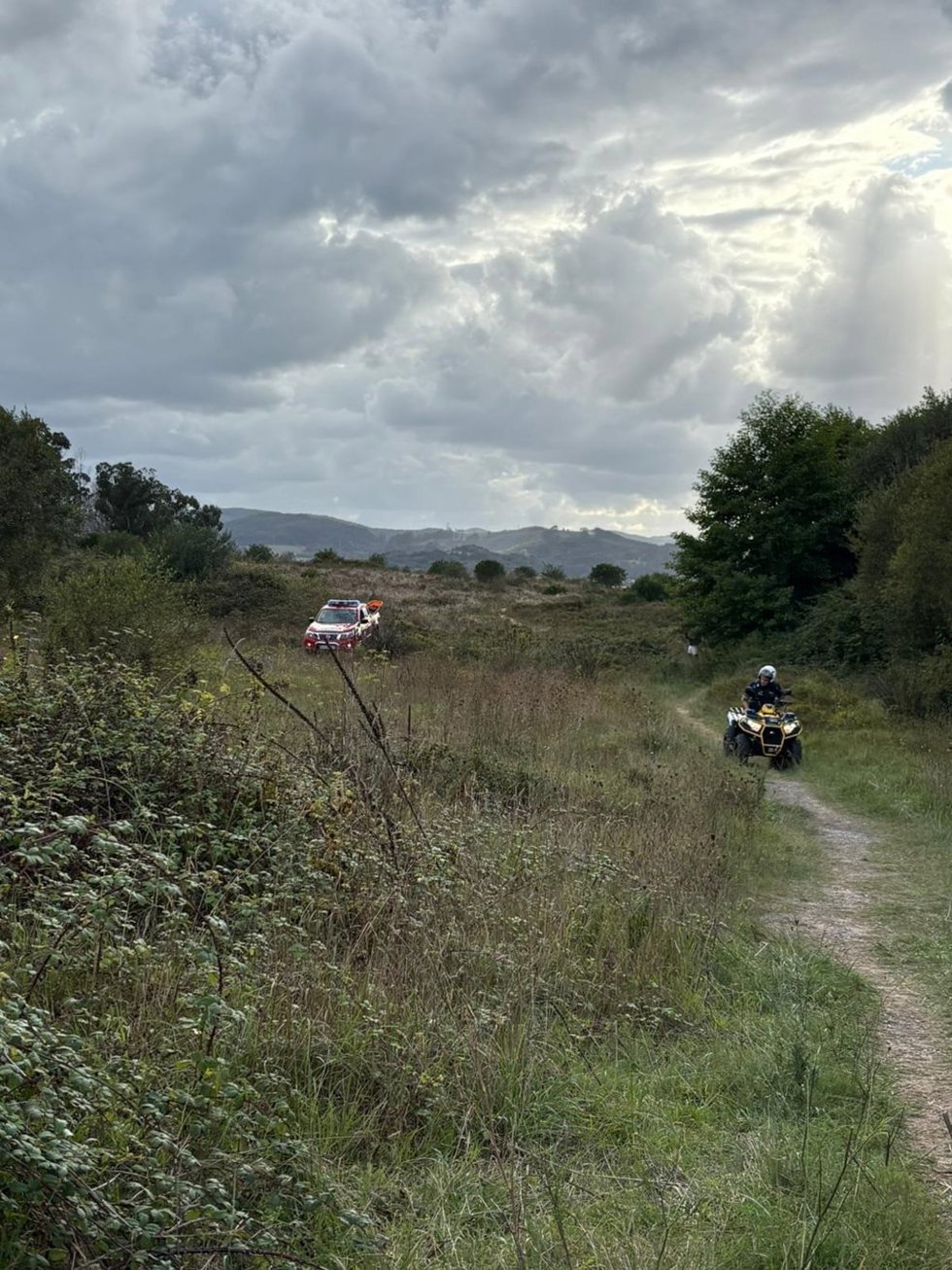 Bomberos trasladan a un hombre de 92 años de la playa de Regatón hasta su casa.