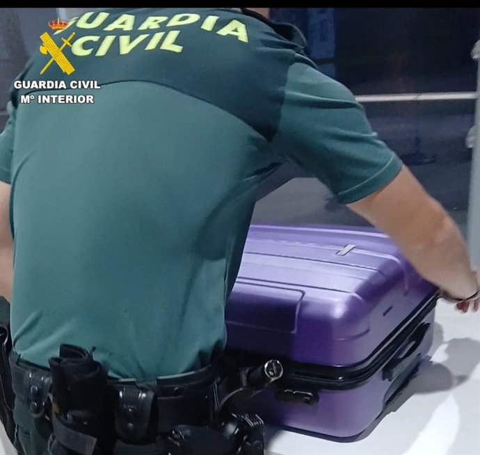 La Guardia Civil detiene en el aeropuerto de Valencia dos personas por intentar llevar 20 kilos de marihuana a Frankfurt