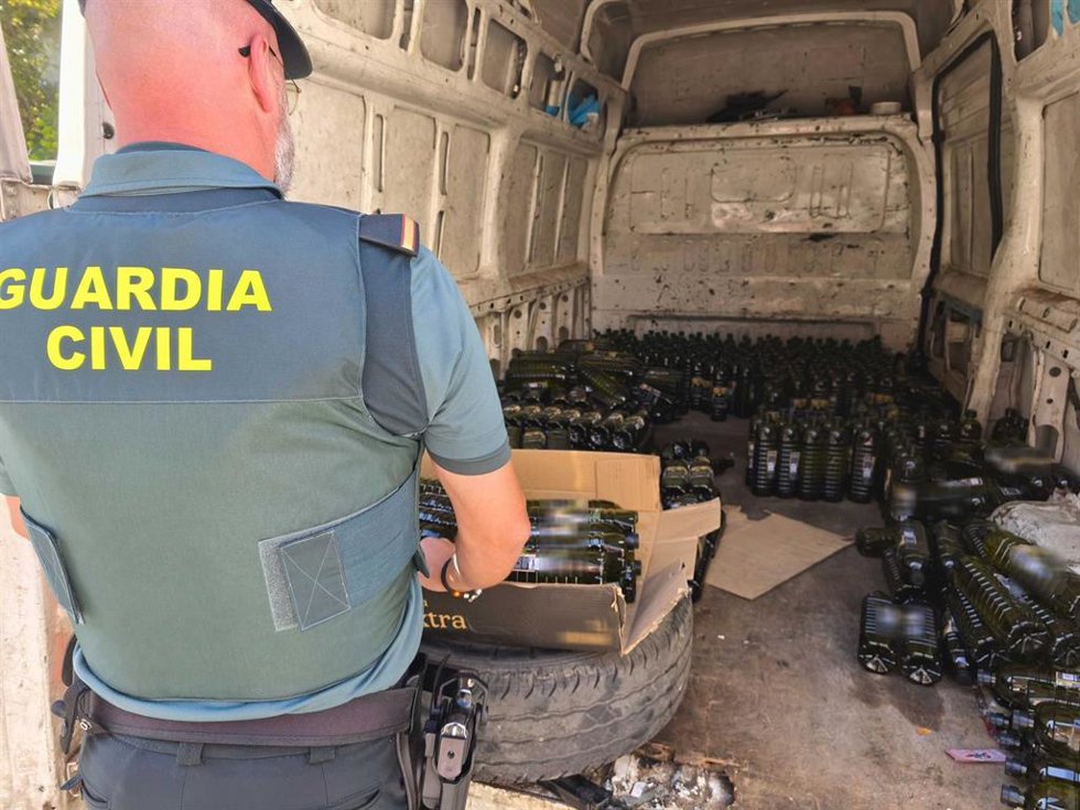 La Guardia Civil detiene a dos personas por la sustracción de media tonelada de aceite de oliva