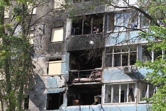 Archivo - Arquivo - 26 de abril de 2025, Ucrânia, Kamianske: Um bloco de apartamentos de nove andares é danificado pelo ataque de um drone russo em Kamianske, região de Dnipropetrovsk, Ucrânia. Foto: -/Ukrinform/dpa