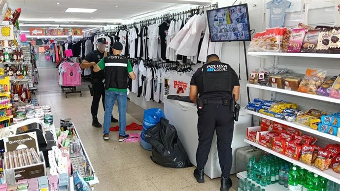 Macrooperación contra las falsificaciones en Playa de Palma: casi 6.000 productos intervenidos en 22 comercios.