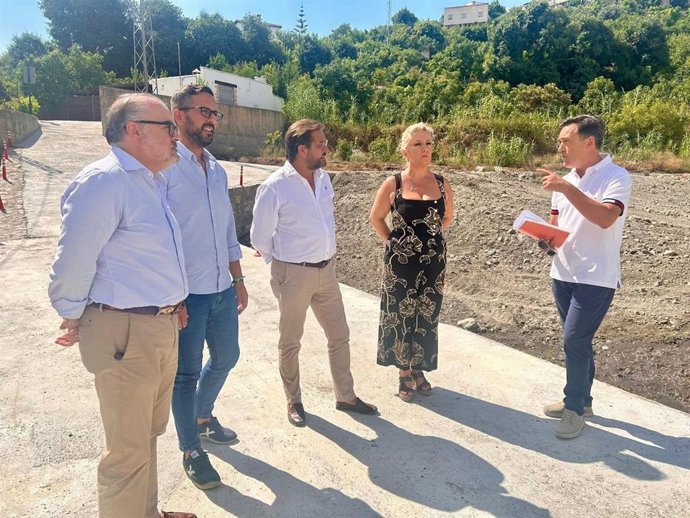 Visita de la Junta, con el delegado del Gobierno andaluz en Granada, Antonio Granados, en el centro en la foto, junto al alcalde de Los Guájares, Antonio Mancilla, y del Ayuntamiento de este municipio a la zona del vado que se construye en su término