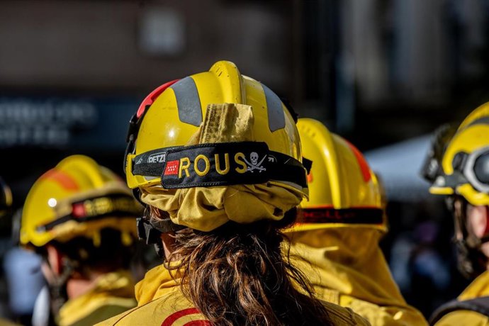 Varios bomberos forestales durante una rueda de prensa del comité de empresa del servicio de Bomberos Forestales de la Comunidad, frente a la Conserjería de Medio Ambiente, Agricultura e Interior, a 14 de agosto de 2025, en Madrid (España). 