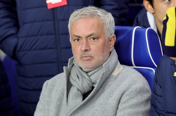 Archivo - FILED - 13 March 2025, United Kingdom, Glasgow: Fenerbahce manager Jose Mourinho looks on during UEFA Europa League soccer match between Rangers and Fenerbahce. Fenerbahce have issued a lengthy defence of Mourinho for his clash with Okan Buruk, 