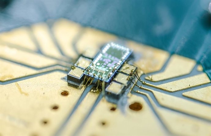 Archivo - Arquivo - O chip quântico de silício ePIC, montado em uma placa de circuito impresso para testes e semelhante a uma placa-mãe dentro de um computador pessoal.