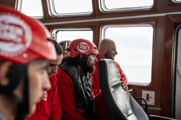 Archivo - Miembros de la tripulación del barco Open Arms participan en las labores de búsqueda de víctimas tras la DANA, a 16 de noviembre de 2024, en Valencia, Comunidad Valenciana (España). El barco de la ONG Open Arms llegó a Valencia el pasado 8 de no