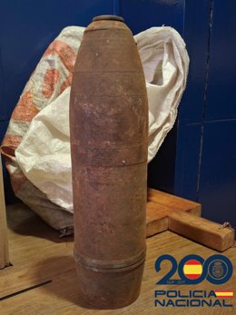 Los TEDAX retiran de una vivienda una granada de mano y en un establecimiento un proyectil de artillería .