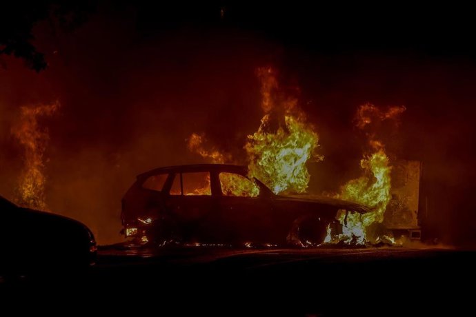 Archivo - Imagen de archivo de un vehículo en llamas en la Comunidad de Madrid