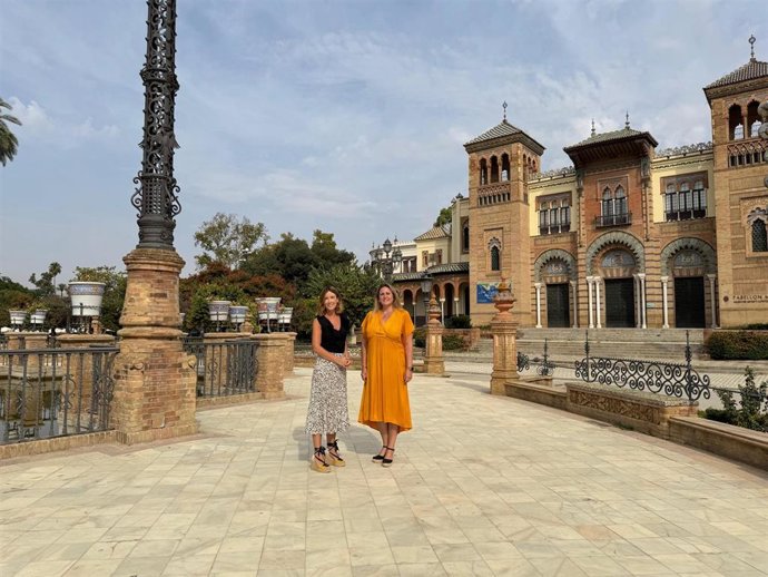 La delegada del Distrito Sur, Blanca Gastalver, y la delegada de Turismo y Cultura, Angie Moreno, en Sevilla. Imagen de archivo.