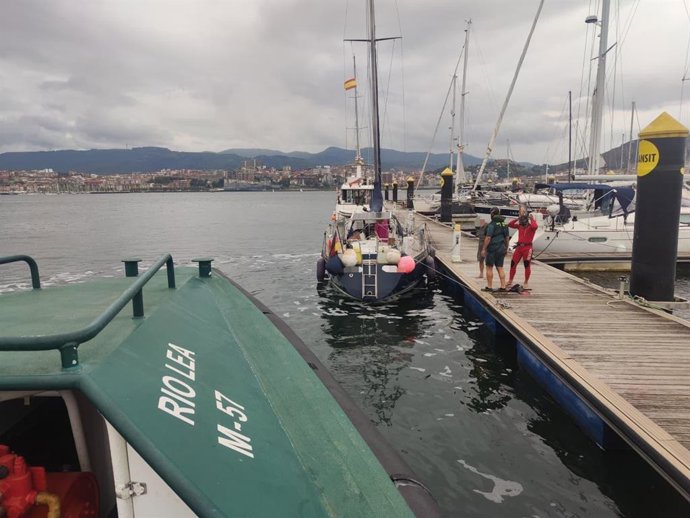 Velero rescatado en Getxo (Bizkaia) por la Guardia Civil