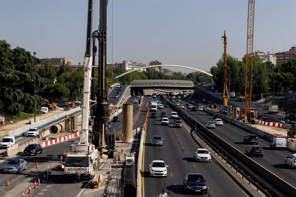 Varios vehículos circulan por las obras de Parque Ventas, a 7 de agosto de 2025, en Madrid (España).