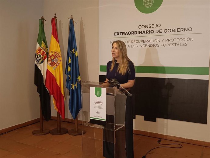La presidenta de la Junta de Extremadura, María Guardiola, en rueda de prensa tras el Consejo de Gobierno extraordinario en Hervás para aprobar medidas tras los incendios del verano