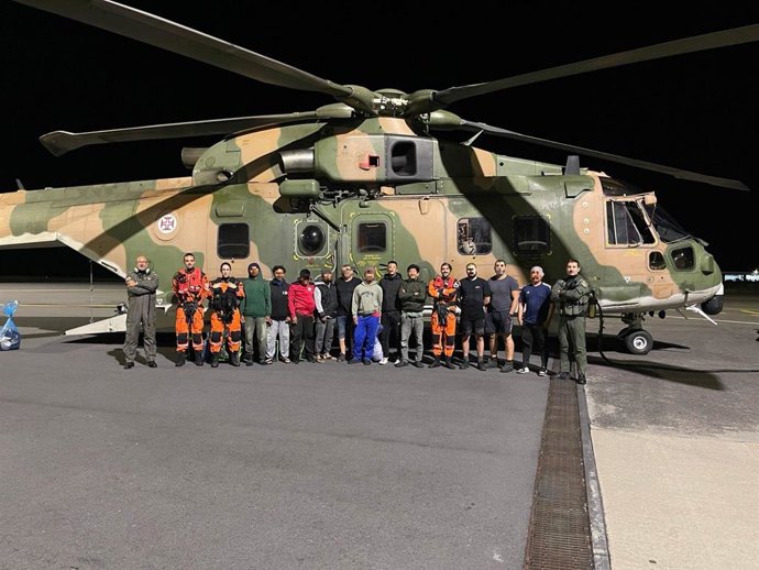 Tripulantes rescatados del palangrero 'Nuevo Salmón', a 29 de agosto de 2025.