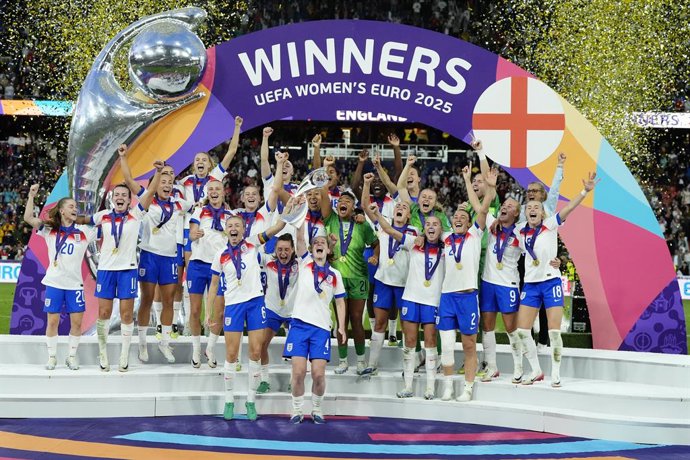 Archivo - 27 July 2025, Switzerland, Basel: England's Leah Williamson and Keira Walsh lift the trophy as they celebrate with team-mates after winning the UEFA Women's Euro 2025 Final soccer match against Spain at St. Jakob-Park. Photo: Nick Potts/PA Wire/