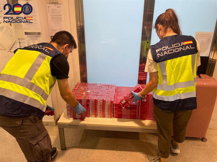 Agentes de la Policía Nacional junto a las cajetillas incautadas en la estación de autobuses Barcelona Nord