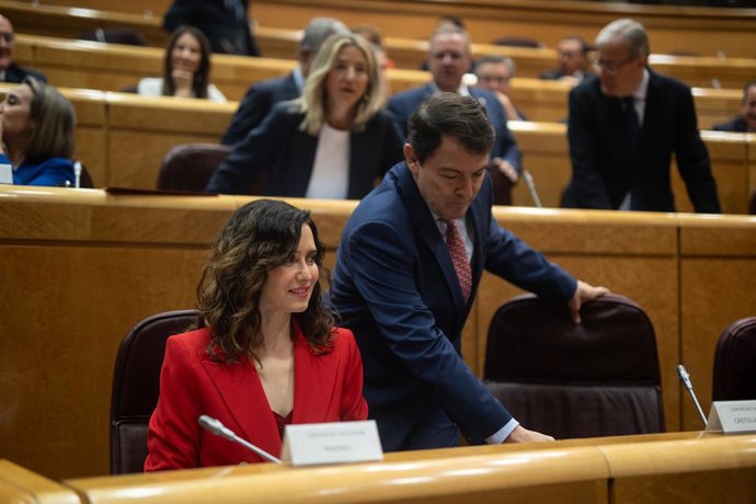 Archivo - Arquivo - A Presidente da Comunidade de Madri, Isabel Díaz Ayuso, e o Presidente do Governo Regional de Castilla y León, Alfonso Fernández Mañueco, durante a reunião da Comissão Geral das Comunidades Autônomas, no Senado, em 8 de abril de 2024, 