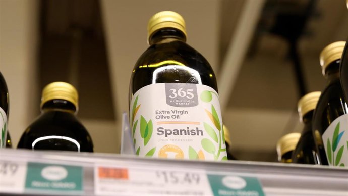 Más del 60% del aceite importado desde España en el primer semestre llegó envasado a EE.UU., según el sector.