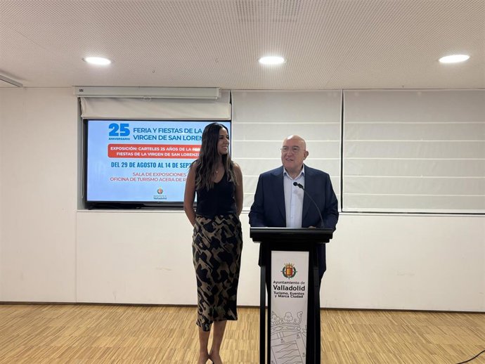 El alcalde de Valladolid, Jesús Julio Carnero, junto con la concejala de Turismo, Eventos y Marca Ciudad, Blanca Jiménez, en la inauguración de la exposición '25 años de la Virgen de San Lorenzo'