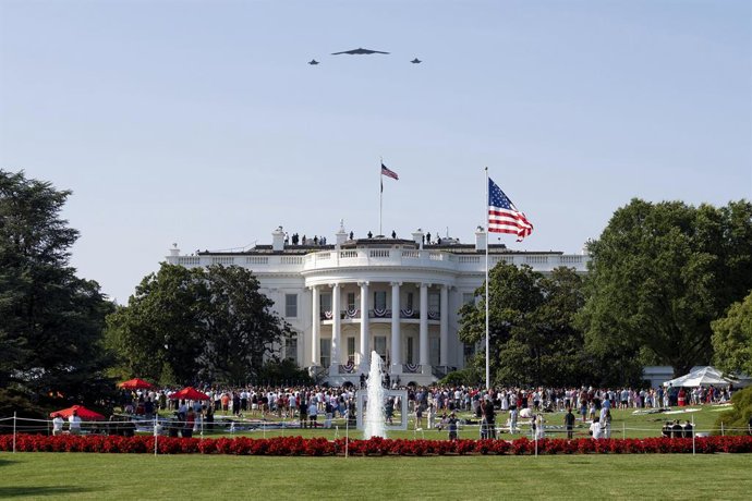 Archivo - 04 July 2025, US, Washington: A US Air Force B-2 Spirt Stealth Bomber escorted by F-35 Lightening II and F22 Raptor stealth fighter aircraft perform a fly-over above the White House during the Independence Day picnic on the South Lawn of the Whi
