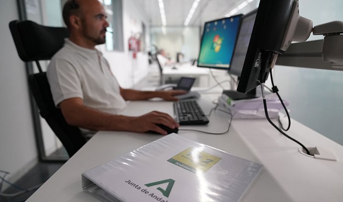 Archivo - Operador en la sala regional de 112 Andalucía.