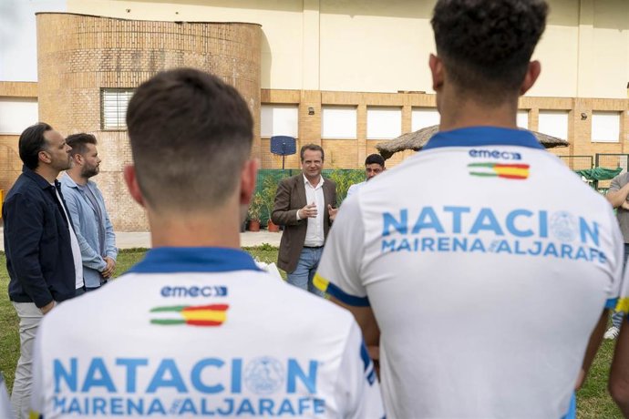 Archivo - El alcalde de Mairena del Aljarafe (Sevilla), Antonio Conde, durante una charla a jóvenes deportistas del municipio.