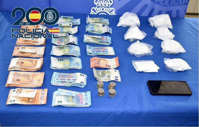 Durante el operativo han sido intervenidos más de 700 gramos de cocaína y 5.205 euros