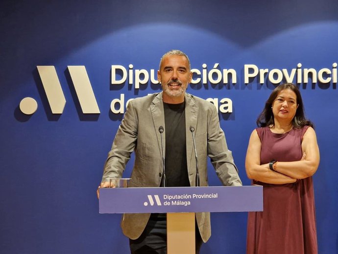 El diputado provincial de Seguridad y Emergencias y portavoz del equipo de gobierno, Luis Rodríguez, junto a la alcaldesa de Carratraca, Marian Fernández.