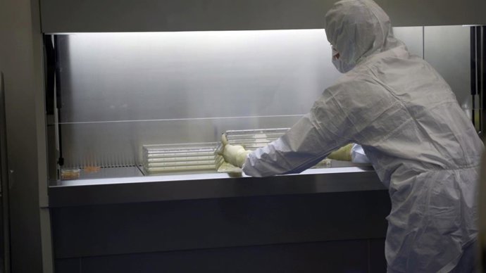 Un profesional en la sala blanca de la elaboración de piel artificial