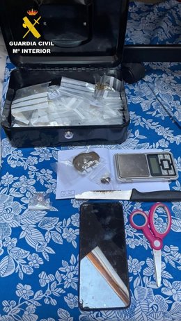 Droga y material para su corte y preparación incautado por la Guardia Civil en Colmenar Viejo