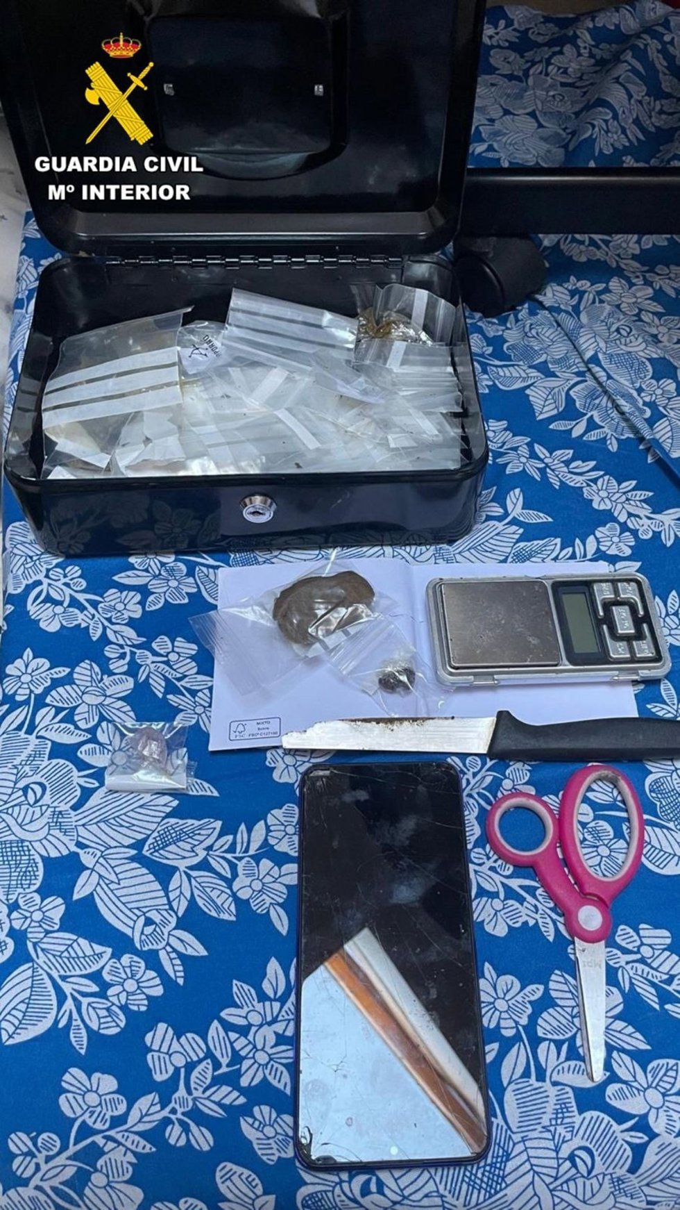 Droga y material para su corte y preparación incautado por la Guardia Civil en Colmenar Viejo